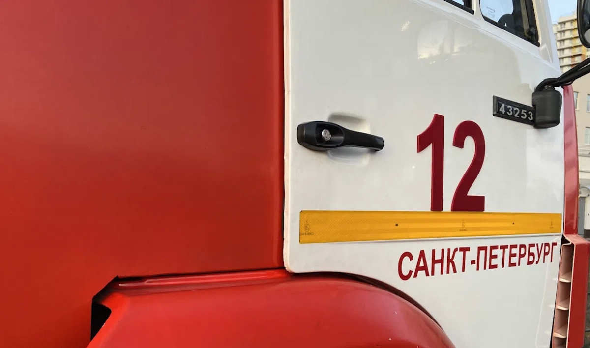 Полыхающий ангар на Приневской улице удалось потушить почти за час - tvspb.ru