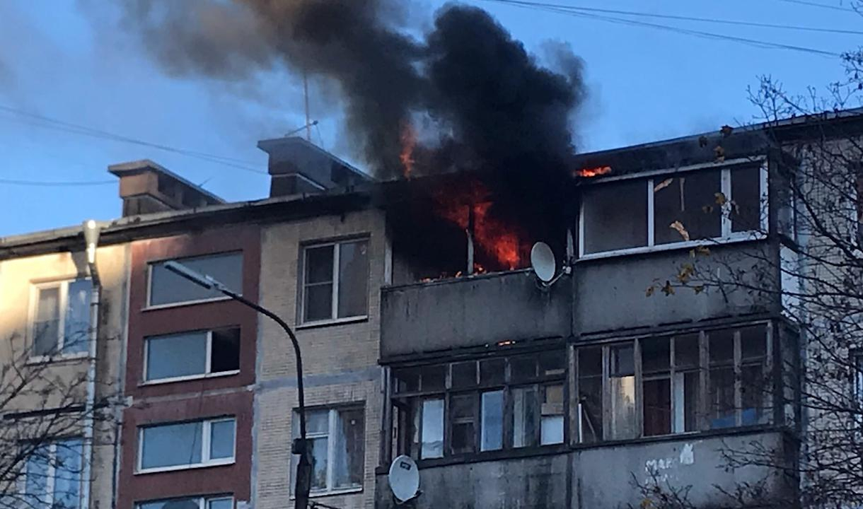 Из горящей квартиры в Выборге спасли человека