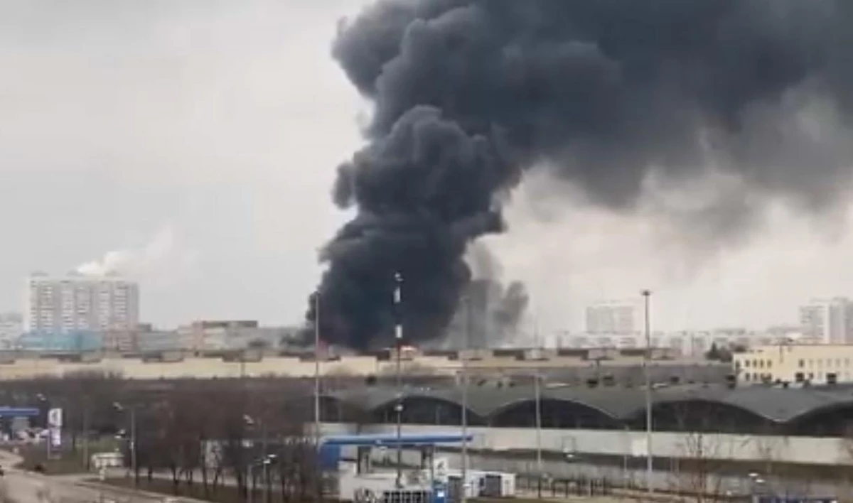 Площадь пожара на складе в Москве достигла 7 тысяч кв. м. Обрушилась одна из стен - tvspb.ru