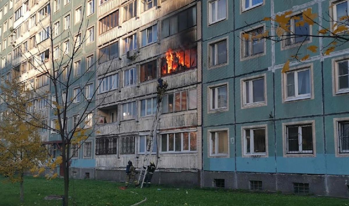 На Симонова вспыхнул заваленный хламом балкон - tvspb.ru