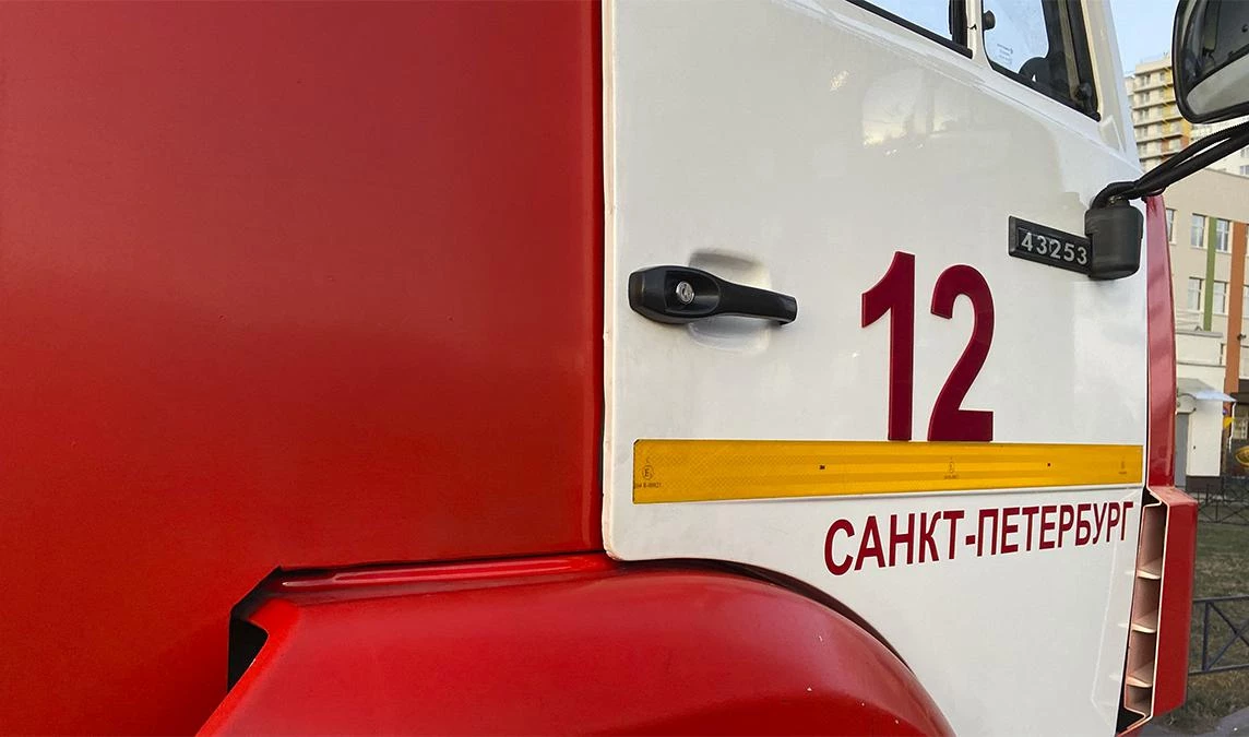 Спасатели два часа тушили пожар в трехкомнатной квартире на Ростовской улице - tvspb.ru