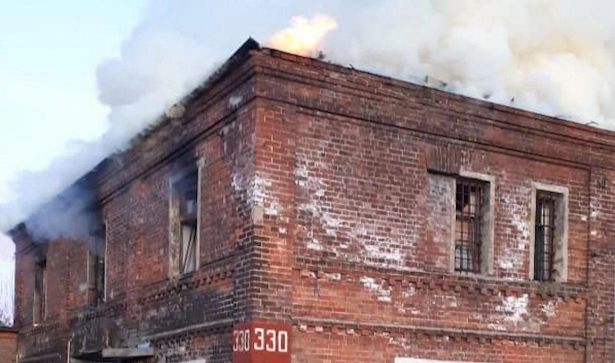 На Ржевке произошел пожар в заброшенном доме - tvspb.ru