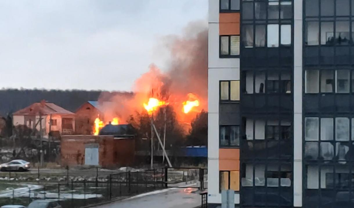 В поселке Новоселье горит частный дом | Телеканал Санкт-Петербург