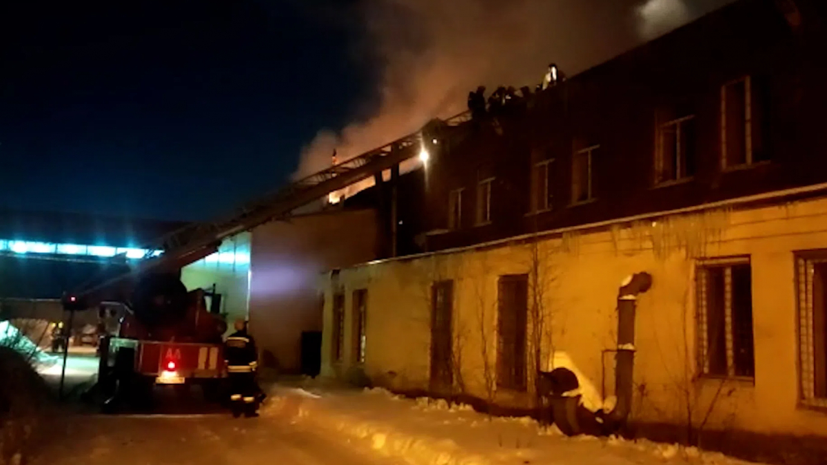 Появилось видео с места пожара на улице Трефолева | Телеканал Санкт- Петербург