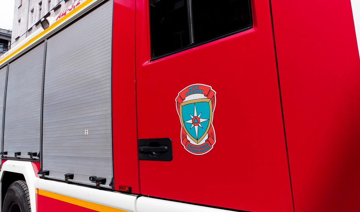 Пожарные почти час тушили горящий строительный вагон на проспекте Обуховской обороны - tvspb.ru
