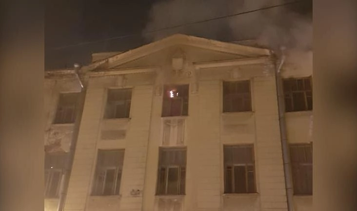 Очевидцы: В центре Петербурга загорелось заброшенное здание - tvspb.ru