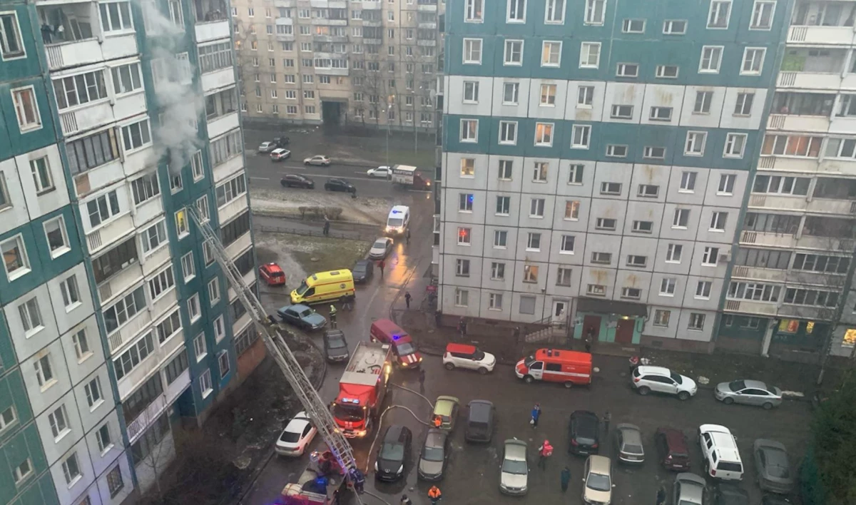 15 человек эвакуировали из-за пожара на Искровском проспекте - tvspb.ru