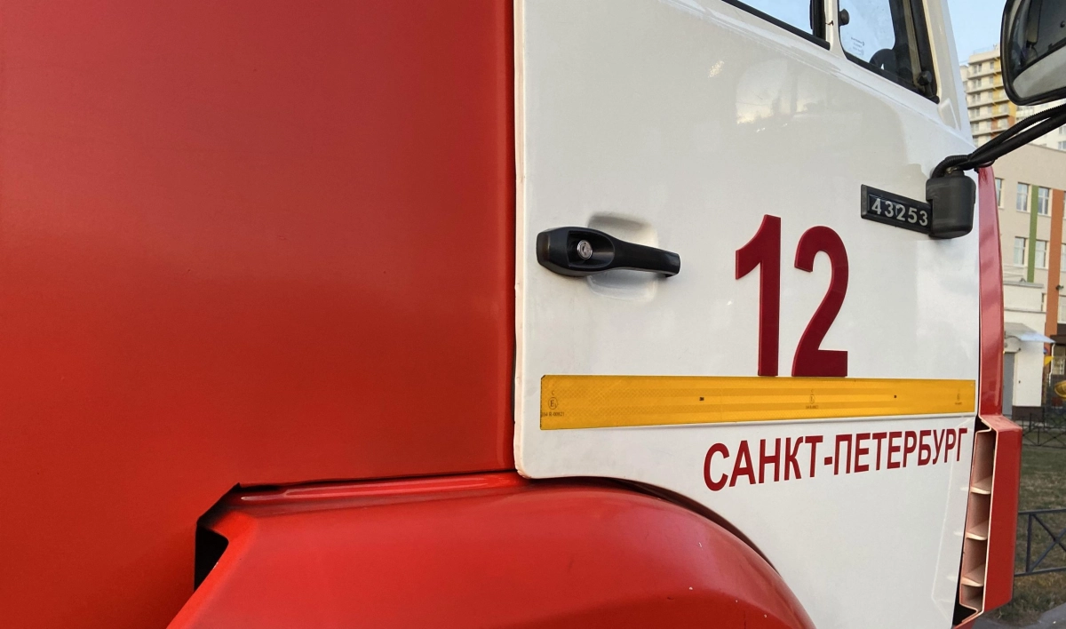 Спасатели ночью тушили коммуналку на Тихорецком проспекте - tvspb.ru