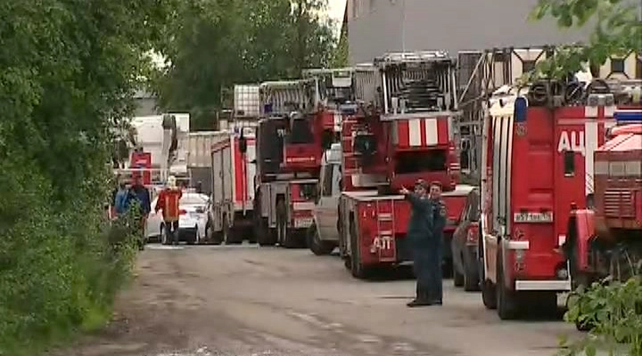 Пожарные локализовали возгорание на лакокрасочном заводе в Петро-Славянке - tvspb.ru