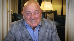 Больше смеха! С Новым годом поздравляет петербуржцев Владимир Познер, журналист, телеведущий