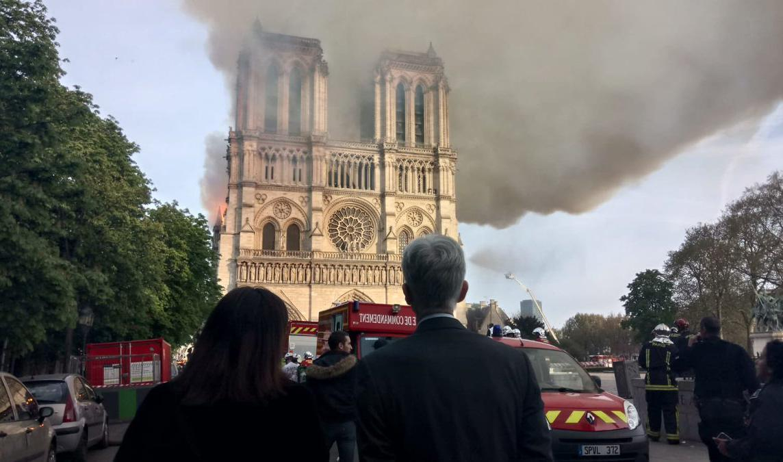 Пожарные не уверены, что собор Парижской Богоматери удастся спасти