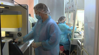 Два отрицательных теста являются показателем выздоровления от COVID-19