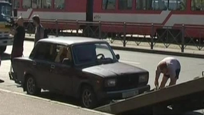Эвакуатор увез автомобиль с парковки вместе с водителем-инвалидом - tvspb.ru