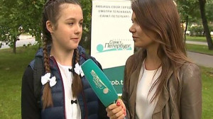 Дарья Цыбульская у метро Горьковская интересуется у школьницы, нужны ли родители на торжественной линейке