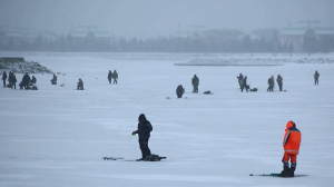 Не пытайтесь успеть за рыбой: спасатели предупреждают о коварности весеннего льда
