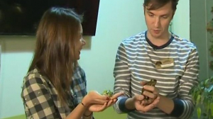 Дарья Цыбульская знакомится с лягушками в контактном зоопарке