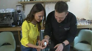Оксана Маслова во Всемирный день яйца узнает рецепт приготовления оригинального наполеона с лисичками