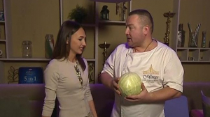 Оксана Маслова учится квасить капусту в прямом эфире