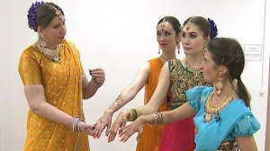 В День Республики в Индии Дарья Богдашкина учится индийскому танцу и делает это великолепно!