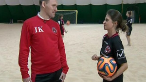 Даша Богдашкина знакомится с женской командой по пляжному футболу «Звезда» в Центре пляжных видов спорта