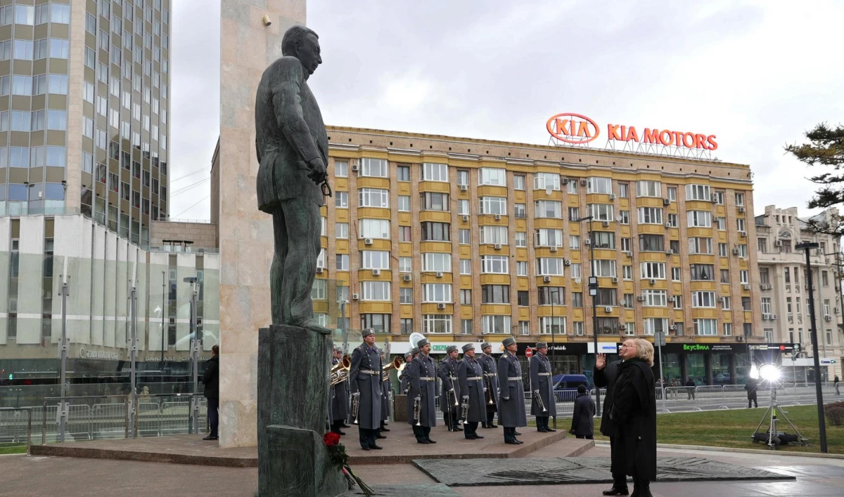 В Москве открыли памятник Евгению Примакову - tvspb.ru