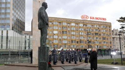 В Москве открыли памятник Евгению Примакову