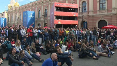 Болельщики в фан-зоне наблюдают за размеренным поединком сборных Швеции и Швейцарии