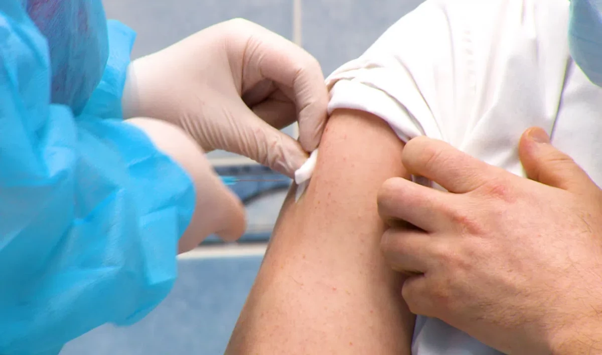 В Петербурге за сутки вторую дозу вакцины от COVID получил 9051 житель - tvspb.ru