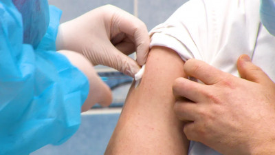 Более 1,8 млн петербуржцев полностью закончили цикл вакцинации