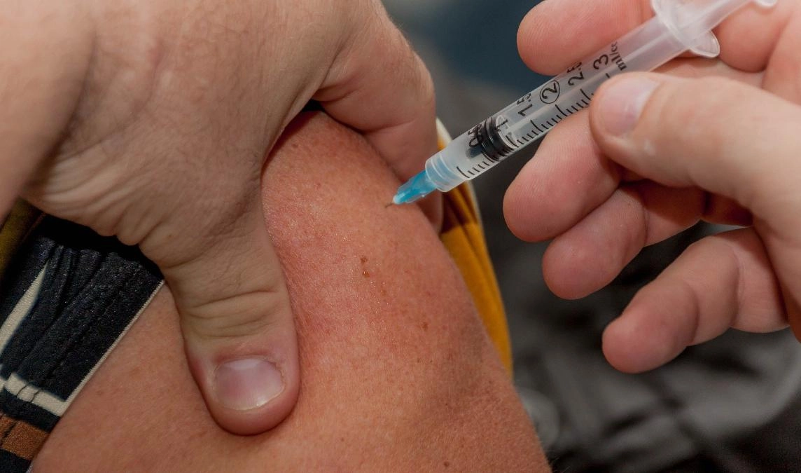 В Петербурге прививку от коронавируса сделали 215 407 человек - tvspb.ru