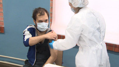 Выездную вакцинацию организовали для петербургского комбината «Красная нить»