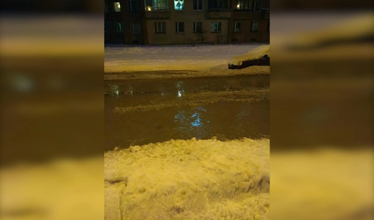 Улица в Петергофе превратилась в реку из-за прорыва трубы - tvspb.ru
