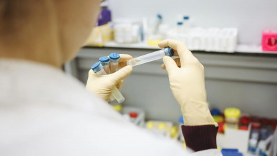 Роспотребнадзор зафиксировал в Петербурге новый штамм коронавируса AY.4.2