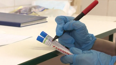 Риск повторного заражения «омикроном» в разы выше по сравнению с «дельтой»