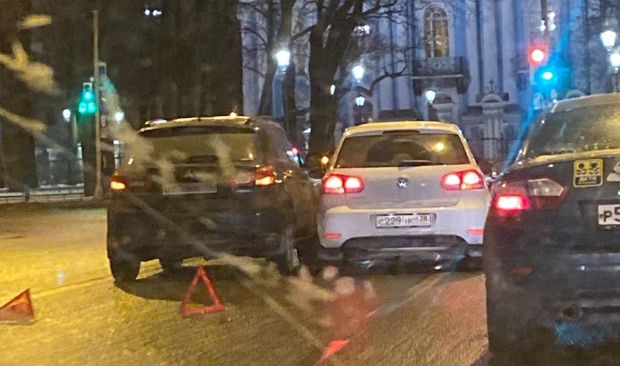 ДТП в центре Петербурга привело к пробке от набережной реки Мойки до  Никольского сада | Телеканал Санкт-Петербург