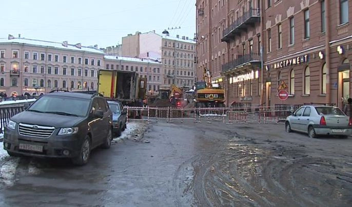 На канале Грибоедова заменили 13 метров труб, устраняя коммунальную аварию - tvspb.ru