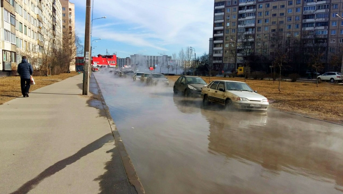 На улице Турку образовалось озеро горячей воды - tvspb.ru