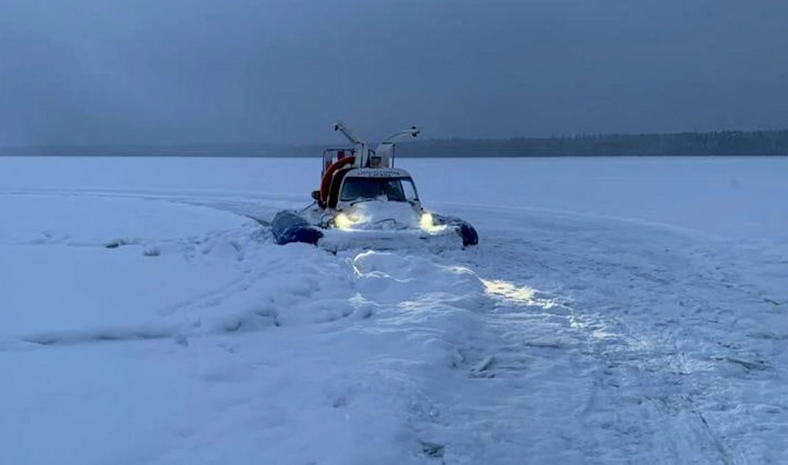 Водитель снегохода провалился под лед Ладожского озера и погиб - tvspb.ru