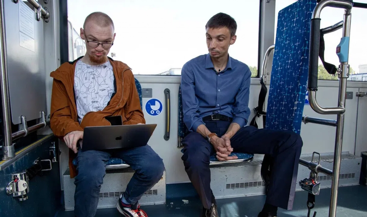 Новые автобусы Петербурга оценил программист с ДЦП Иван Бакаидов - tvspb.ru