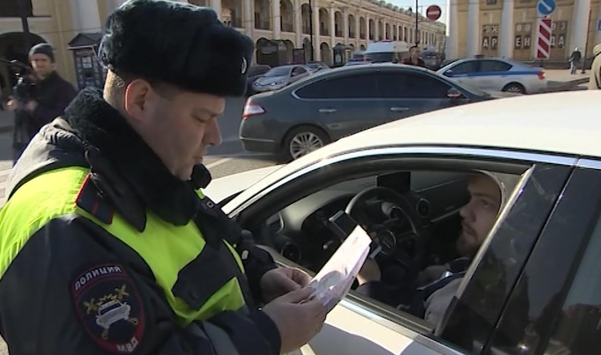 Сотрудники ГИБДД в центре Петербурга проверяют такси и каршеринговые  автомобили | Телеканал Санкт-Петербург