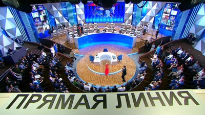 Владимир Путин проводит «Прямую линию»