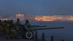 Петербург замер в ожидании залпов артиллерийского салюта. Павел Богданов на крыше Государственного Эрмитажа