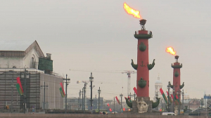 Памятные огни: в честь 77-летия полного освобождения Ленинграда от блокады зажгли факелы Ростральных колонн
