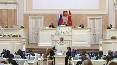 Прямое включение: ЗакС начал работу с минуты молчания