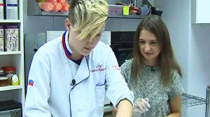 Дарья Богдашкина готовит праздничный торт с шеф-кондитером Кристиной Коваль