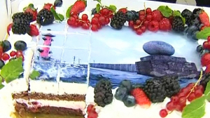 Даша Богдашкина угощает петербуржцев тортом в честь 6-летия телеканала у станции метро Политехническая