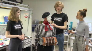 Лучше всех играет на гармошке: созданный петербургскими школьниками робот Роберт Роботецкий готовится покорить мир