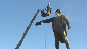 Душ для памятников. В Северной столице начался сезон водных процедур для статуй