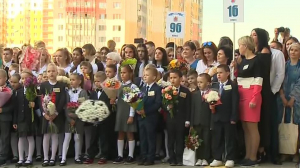 Сотни тысяч юных петербуржцев отправились в школы