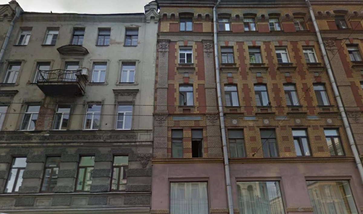 На Большом проспекте на голову женщины упал кусок фасада - tvspb.ru